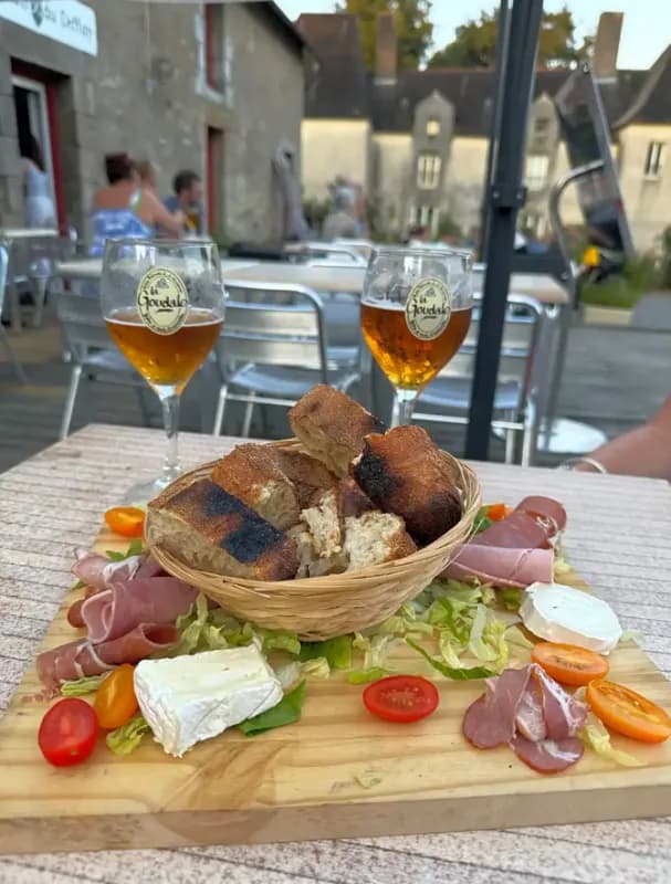 Assiette de charcuterie et fromages avec bières locales