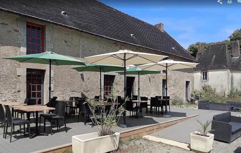 Terrasse extérieure du Manoir du Deffay avec angle