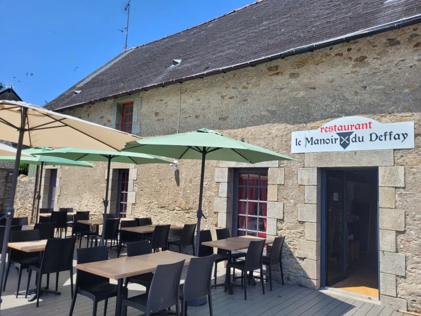 Terrasse extérieure du Manoir du Deffay avec porte